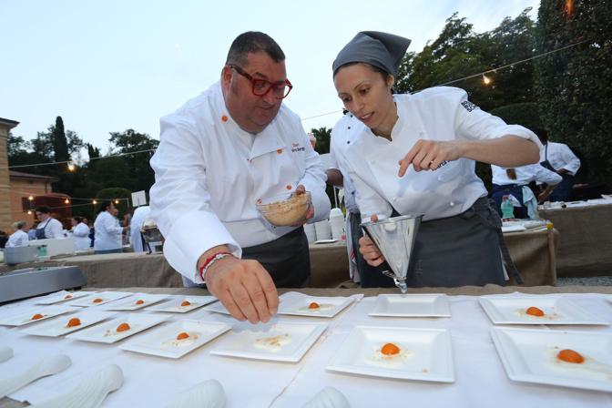 FESTA ALMA GRADUATE SCHOOL A VILLA GUASTAVILLANI CON CHEF DONNE ITALIANE